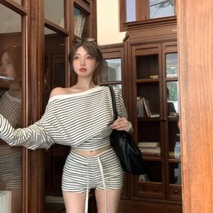 INS 패션 달콤한 줄무늬 비스듬한 어깨 긴 소매 허리 티셔츠 여성 봄 여름 높은 허리 짧은 바지 투피스 세트