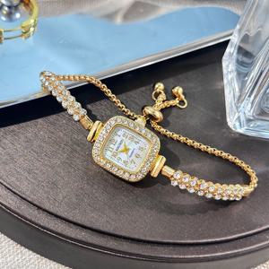 새로운 여성용 스몰 스퀘어 시계는 2줄의 다이아몬드 팔찌와 아라비아 숫자로 패셔너블한 쿼츠 시계를 특징으로 합니다.