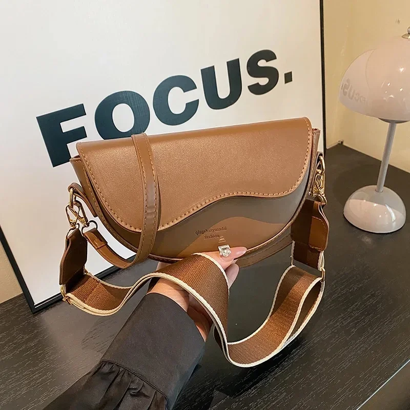 여성을위한 빈티지 PU 가죽 크로스 바디 백 와이드 스트랩 플랩 디자인의 작은 안장 숄더 백