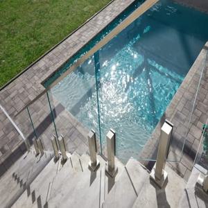 발코니 프레임리스 유리 난간 야외 빌라 해변 LED 핸드레일 알루미늄 베이스 유리 난간 U 채널 프로파일 안전 펜스