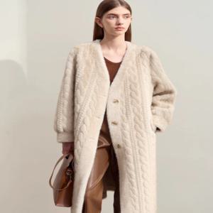 AMII 미니멀리스트 퍼 코트 여성 2025 겨울 신상 따뜻한 브이넥 포켓 여성 의류 우아한 여성 롱 퍼 아우터웨어 12424023