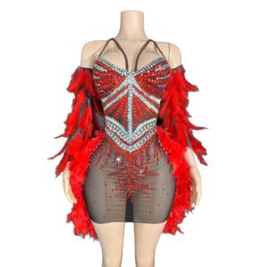 매력적인 붉은 깃털 생일 파티 무대 드레스 여성 튜브 탑 오프 어깨 다이아몬드 메쉬 레이스 이브닝 가운 반짝 이는 드레스