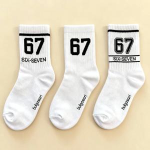 67 프린트가 있는 청소년 패션 양말 - 트렌디한 어린이를 위한 올 시즌 미드-칼프 스포츠 양말