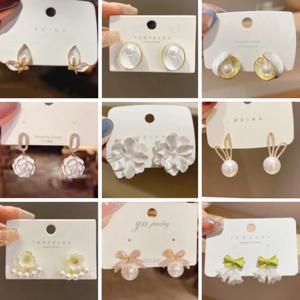 순수한 흰색 여성의 매달려 귀걸이 피는 꽃 아크릴 에나멜 나비 모조 진주 하트 매달려 귀걸이 우아한 브린크