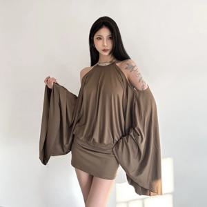 유럽과 미국의 새로운 핫걸 스타일 스트랩리스 백팩 힙 섹시 루즈 배트 슬리브 드레스 디자인 홀터넥 스커트