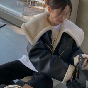 양털 자켓 여성용 짧은 칼라 스탠드 겨울 따뜻한 PU 가죽 바이커 스타일 스위트 쿨 원피스 코트 한국 스타일