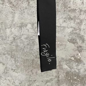 가바딘 자수 '깨지기 쉬운' 울 가바딘 스퀘어 타이