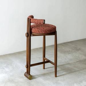 나무 다리 갈색 바 스툴 상업용 북유럽 스타일 견고한 디자이너 바 스툴 인체공학적 독특한 식탁 의자 식당 가구