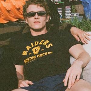 HeatedRivalry Hudson Williams의 같은 스타일 보스턴 하키 팀 프린트 루즈핏 코튼 반팔 티셔츠