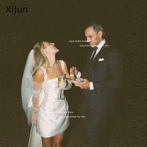 Xijun 간단한 흰색 새틴 웨딩 드레스 다시 활 민소매 짧은 신부 가운 스파게티 스트랩 신부 가운 공식 파티 가운