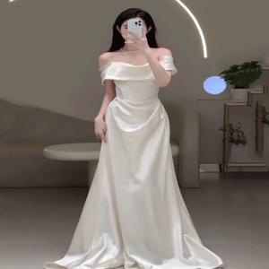 우아한 새틴 이브닝 가운 여성용 약혼식 심플 화이트 웨딩드레스 고급 미니멀리스트 롱 스커트 원숄더 폴리에스터 섬유
