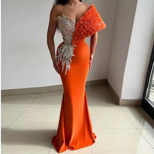 맞춤형 A라인 이브닝 드레스 바닥 길이 오프 숄더 민소매 프롬 가운 패션 크리스탈 꽃 장식 파티 가운