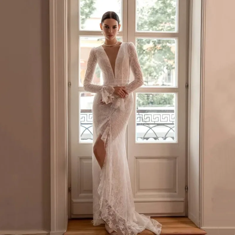 보호 레이스 아플리케 인어 웨딩 원피스, 심플한 긴 소매, 섹시한 깊은 V넥, 컷아웃 신부 가운, 높은 슬릿, 맞춤형 베스티도