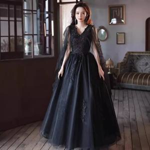 블랙 엘레강트 이브닝 가운, 니치 호스트, 연회 분위기, 고급 웨딩 드레스, 성인 행사, 화려한 디스플레이, 롱 스커트