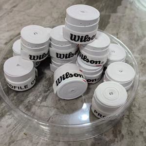 W Padel Pro 퍼포레이티드 오버그립 12개입 팩, 강화된 그립감과 편안함을 제공하며, 부드러운 촉감과 퍼포레이티드 디자인을 특징으로 합니다.