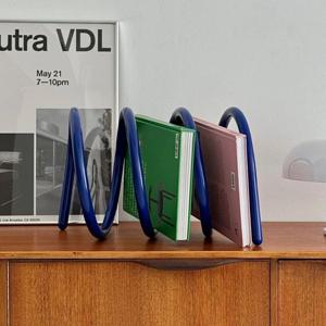 세련된 북유럽 스타일 테이블탑 책꽂이 – 거실 장식 및 데스크탑 수납을 위한 모던 코너 책장 정리함