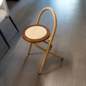 2025 새로운 라이트 럭셔리 라탄 레트로 통나무 식탁 의자 심플 북유럽 스타일 등받이 접이식 홈 스툴 카페 의자