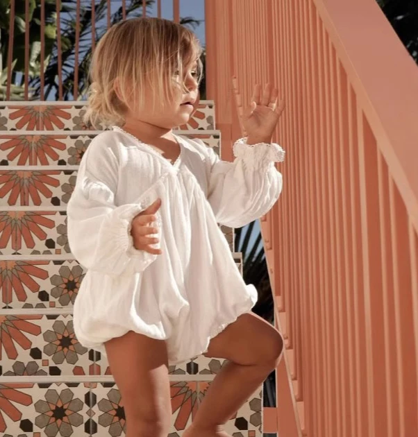 2025 노르딕 베이비 봄 가을 면마 린넨 등파임 V넥 레이스 점프수트 아기옷