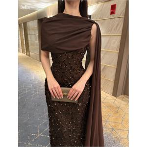 벨라 맞춤형 초콜릿 브라운 원숄더 프롬 드레스 스팽글 비즈 장식 드레이프 케이프 로브 드 소와레 럭셔리 파티 드레스 2025