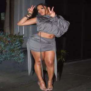 이상한 스타일의 섹시한 투피스 세트 여성용 비대칭 원숄더 탑+셔링 주름진 피치 힙 스커트 매칭 스트리트웨어 우아한 의상