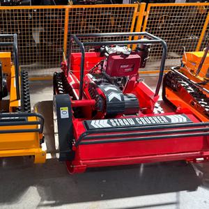 주문을 받아서 만들어진 디젤 엔진 산업 Flail 잔디 깍는 기계 자체 추진 원격 제어 크롤러 800mm-1000mm 절단 폭