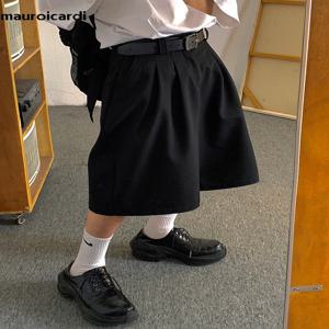 Mauroicardi 봄 여름 느슨한 캐주얼 소프트 블랙 Pleated 반바지 남성용 하이 웨이스트 짧은 스트레이트 바지 의류 2024