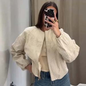 YENKYE 2025 여성 오 넥 긴 소매 자수 자켓 프론트 지퍼 루즈 크롭 폭격기 겉옷 레이디 통근 캐주얼 의상