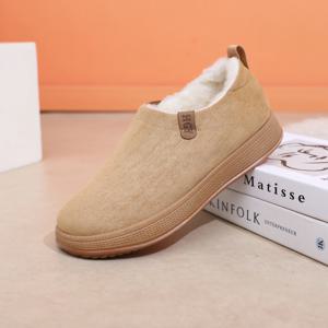 미니멀하고 세련되며 패셔너블한 남성용 스노우 부츠 한 켤레, 피부 친화적인 플러시 안감으로 따뜻함을 유지합니다.