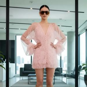 우아한 깃털 장식의 핑크색 브이넥 드레스, 진주 단추, 벌룬 슬리브, 레이스 오버레이, 남프랑스 휴가, 새로운 중국 스타일