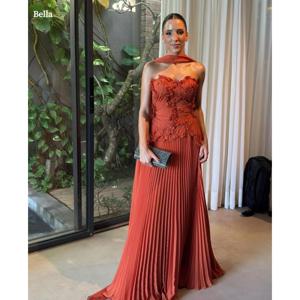 벨라 맞춤형 코랄 스트랩리스 러플 프롬 드레스 플리츠 스카프 액센트 파티 드레스 플로어-길이 우아한 이브닝 드레스