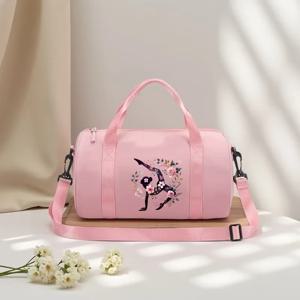 세련되고 다용도로 활용 가능한 백투스쿨 스포티 토트백으로, 발레 디자인의 프린트가 있으며, 조절 가능한 어깨끈이 있습니다.