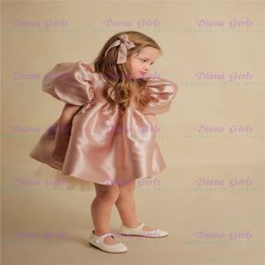 사랑스러운 아기 꽃 드레스, 핑크 새틴과 튤 소재의 풍성한 롱 보우 벨트가 있는 웨딩 볼 드레스, 아동 생일 가운