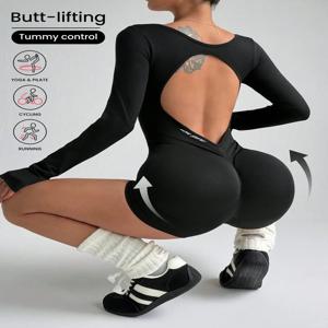 긴 소매, 반바지, 스퀘어 네크라인, 백리스, 힙업 디자인의 원피스 요가복으로 야외 스포츠 및 피트니스에 적합합니다.