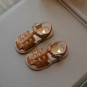 어린이 샌들 2025 소년을위한 여름 샌들 패션 어린이 컷 아웃 비치 신발 땋은 스타일 인과 워킹 플랫 샌들