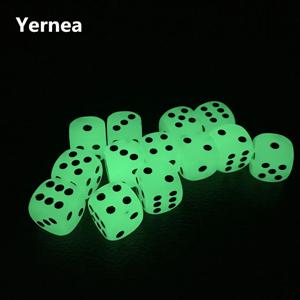 Yernea 10 개/몫 16mm 빛나는 주사위 둥근 모서리 음주용 빛나는 주사위 나이트 클럽 바 전용 엔터테인먼트 주사위 도매