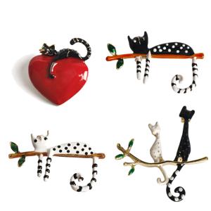 창의적인 게으른 도트 고양이, 나뭇가지에 누워 에나멜 브로치 핀, 카와이 레드 러브 하트 패턴 배지, 코사지 라펠 핀 액세서리, GIF