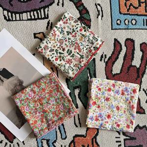 봄과 여름 새로운 여성의 작은 실크 스카프 보헤미안 작은 사각형 스카프 유럽과 미국의 다목적 꽃 프린트 스카프 1Pc