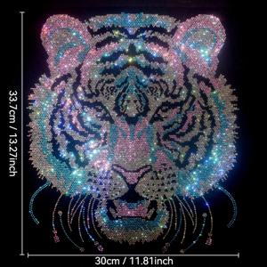 고품질 다이아몬드 색상의 호랑이 머리 패턴이 티셔츠와 데님 의류 액세서리에 다림질되어 있습니다.