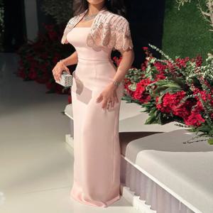 맞춤 제작된 정교한 저지 플리츠 스팽글 장식 스트레이트 스퀘어 넥 롱 드레스, 특별한 날을 위한 맞춤형 칵테일 드레스, 반짝이는 우아함