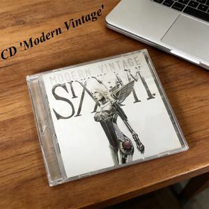 CD '모던 빈티지'는 Sixx:A.M.의 세 번째 스튜디오 앨범으로, 하드 록 중심의 슈퍼그룹이자, 일레븐 세븐 뮤직에서 출시한 앨범입니다.