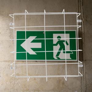 스테인리스 스틸 와이어 메쉬 비상구 조명 보호 커버, 벽걸이형 방진 케이지 가드 (영화관 출구 표지판용)