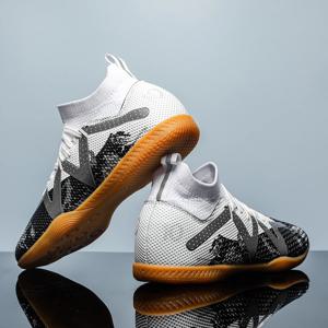 남자 스포츠 IC 실내 플랫 바닥 축구 신발 성인 하이 탑 착용 저항 훈련 신발 청소년 미끄럼 방지 신발