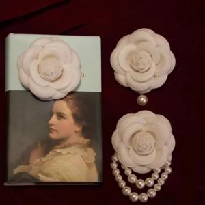 다재다능한 동백 클래식 트위드 스타일 프랑스 빈티지 브로치 진주 가슴 바늘 핀 미끄럼 방지 유행 보석 액세서리