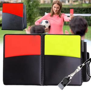 축구 경기 심판은 빨간색과 노란색 카드 세트를 사용합니다. 축구 심판 장비 가죽 케이스 종이 테이프 및 휘파람