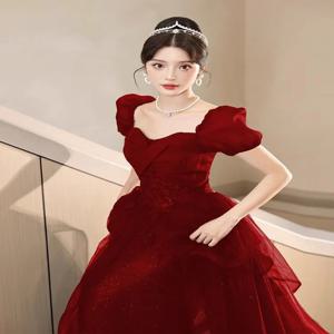 2026 신상 여성용 이브닝 드레스 레드 웨딩드레스 가을 겨울 와인 레드 청혼식 고급스러운 느낌의 미드 웨이스트 드레스