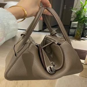 프리미엄 가죽 2024 신상 다용도 싱글 숄더 크로스바디 필로우 백 언더암 닥터 백 소프트 캐주얼 단색