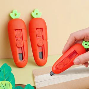 1PC 미니 박스 당근 모양 자석 커터 종이 커터 스테인리스 재질 휴대용 접이식 칼 포켓 나이프 교체 가능한 칼날