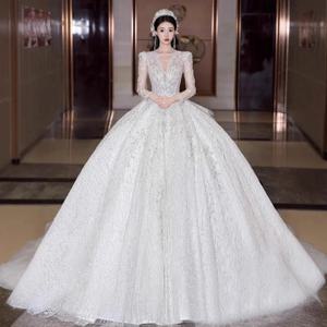 시간을 초월하는 프랑스 스타일 웨딩드레스 - 깊은 V넥, 긴 소매 레이스 브라이덜 꾸뛰르 드레스, 채플 트레인 포함