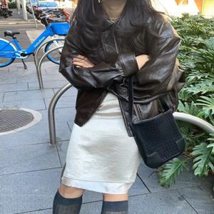 레트로 디자이너 가죽 재킷 캐주얼 칼라 바이커 코트 PU 가죽 얇은 스타일 젊은 여성 가을 시즌 중국 생산