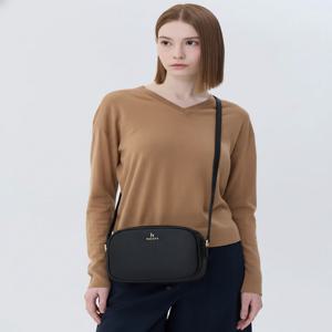 헤지스 액세서리 여성 [[25SS]] WIBA5E126BK [스테디셀러] 블랙 로고장식 소가죽 크로스백